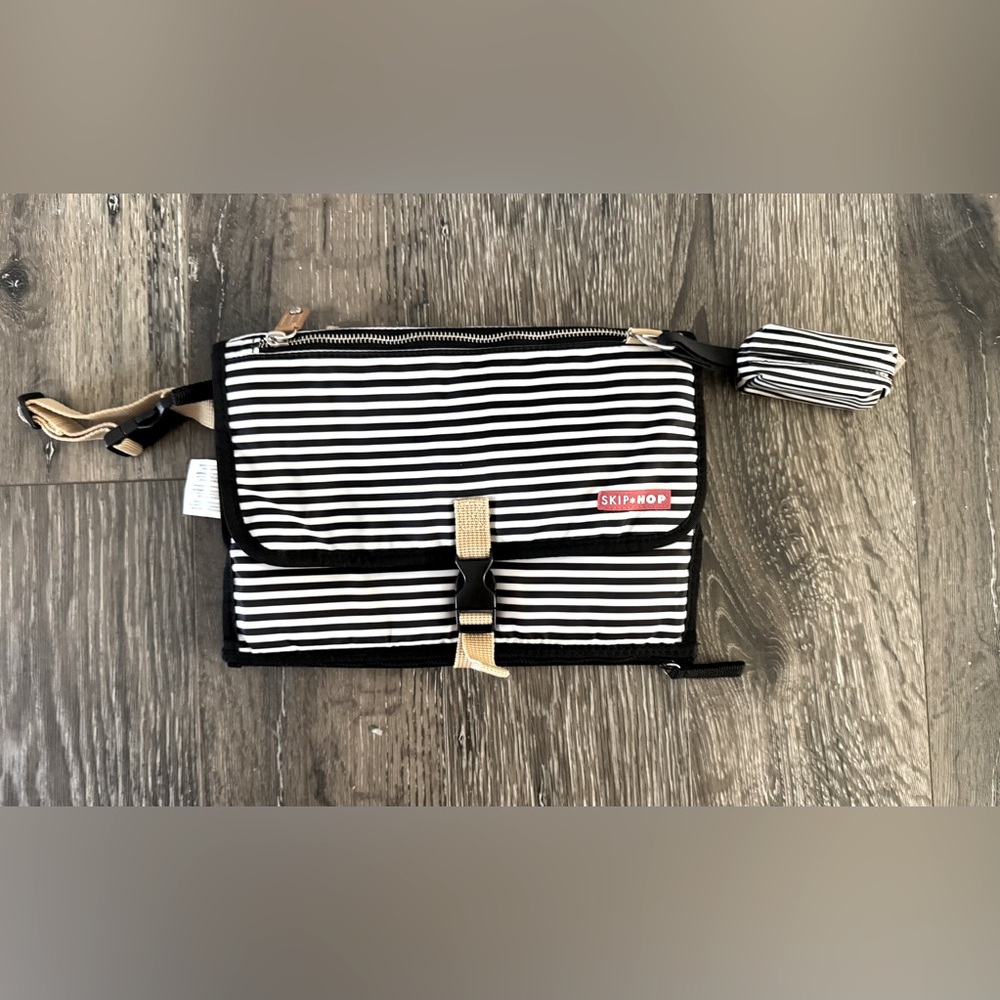 Skip Hop Pronto Portable Baby Changing Pad Clutch Black and White Striped